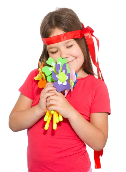 Schattig klein meisje wit een bos van bloemen — Stockfoto