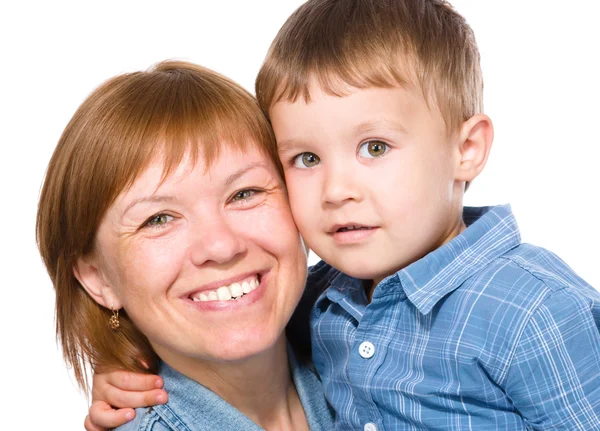 Retrato de una madre feliz con su hijo — Foto de Stock