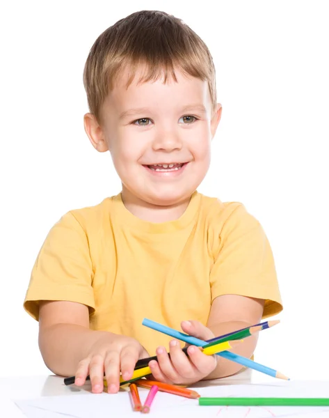 Маленький мальчик держит цветные карандаши — стоковое фото