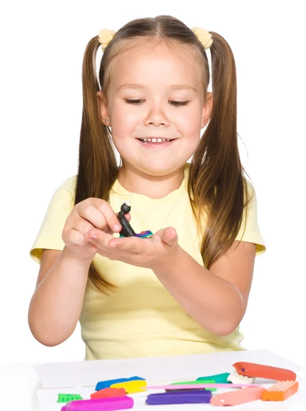 Malá holčička se hraje s plastelínou — Stock fotografie