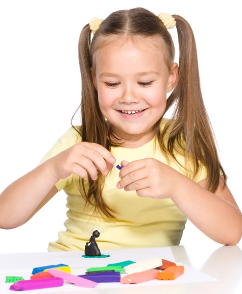 Bambina sta giocando con la plastilina — Foto Stock