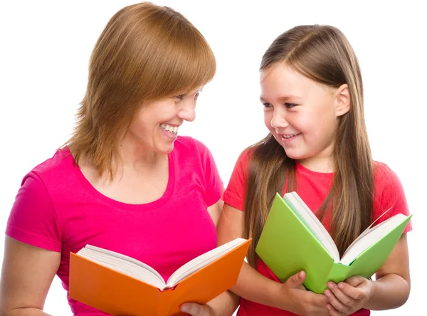 Mãe e sua filha estão lendo livros — Fotografia de Stock