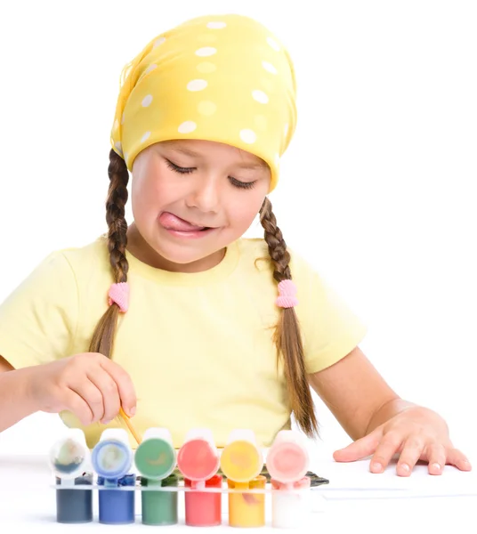 Roztomilé dítě hrát si s barvami — Stock fotografie