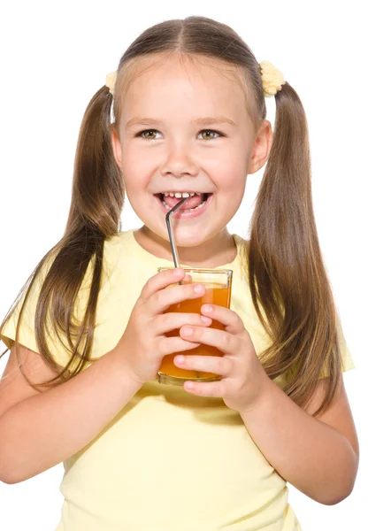 Holčička je pít mrkvovou šťávu — Stock fotografie