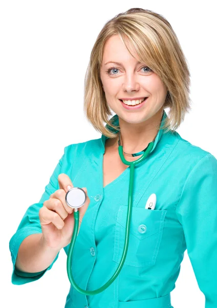 Doktor üniforması giyen bir kadın portresi — Stok fotoğraf