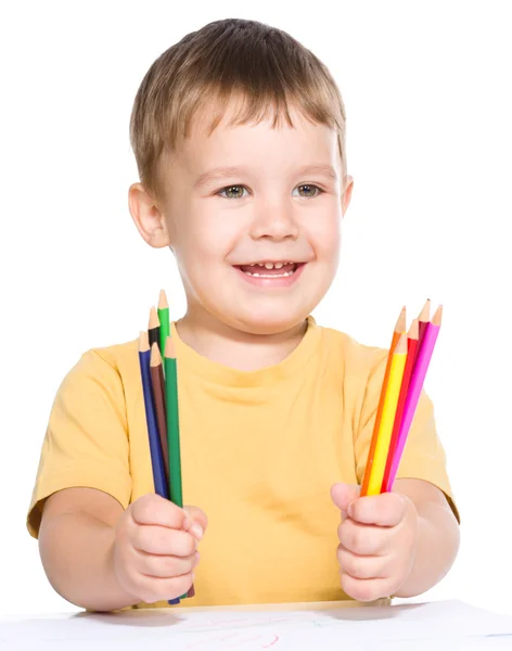 Kleine jongen loopt met behulp van kleur potloden — Stockfoto