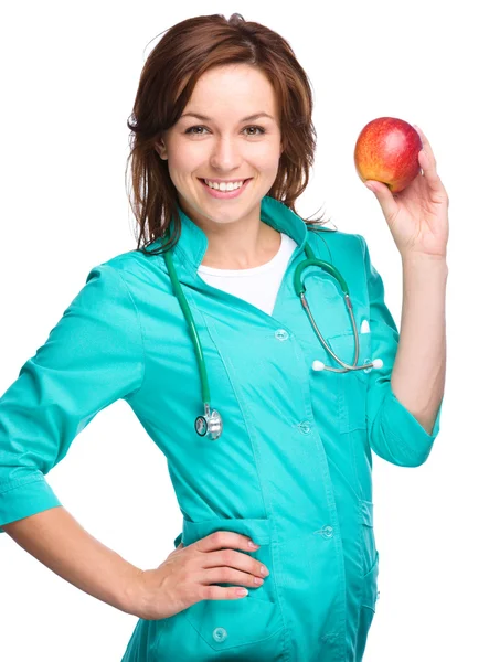 Mladá paní doktorka je drží červené jablko — Stock fotografie
