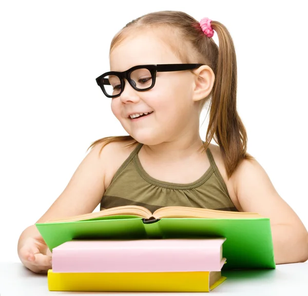 La bambina sta leggendo un libro — Foto Stock