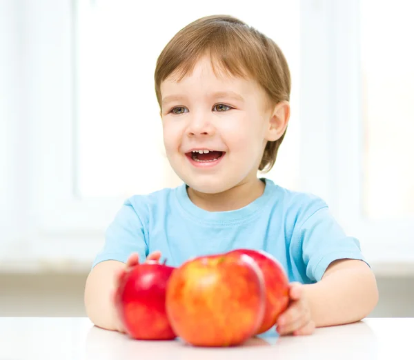 Porträtt av en glad liten pojke med äpple — Stockfoto