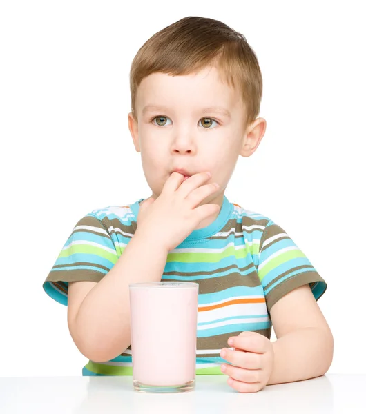 Netter kleiner Junge mit einem Glas Milch — Stockfoto