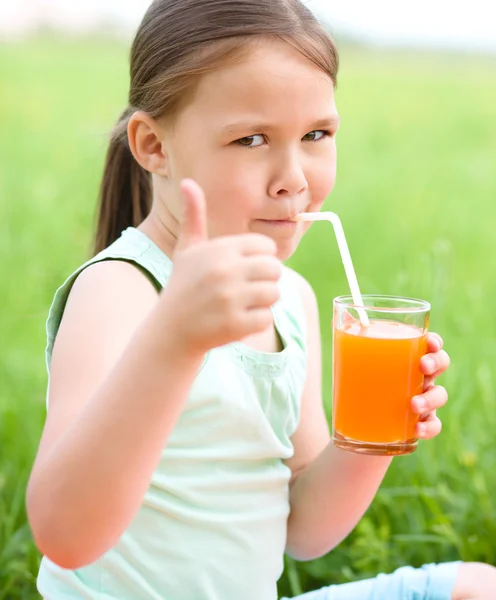 Menina está bebendo suco de laranja — Fotografia de Stock