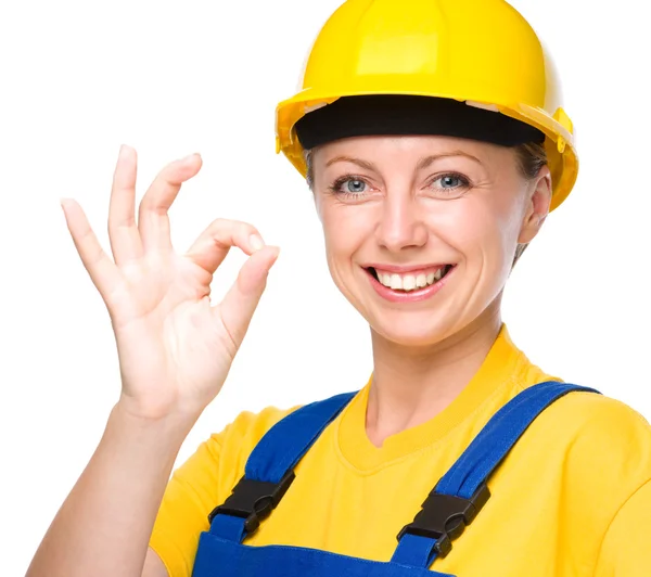 Jovem trabalhador da construção está mostrando sinal OK — Fotografia de Stock