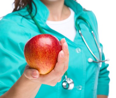 genç bayan doktor Kırmızı elma düzenliyor
