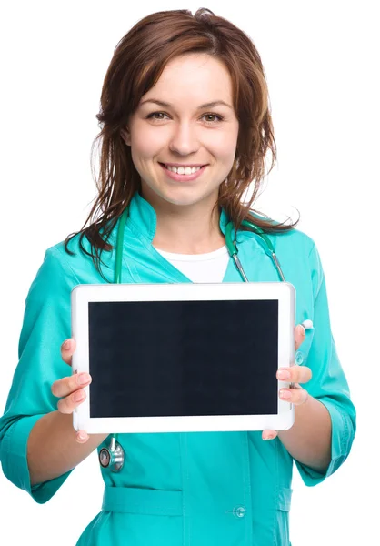 Mladý doktor veselý se ukazuje její prázdné tabletu — Stock fotografie