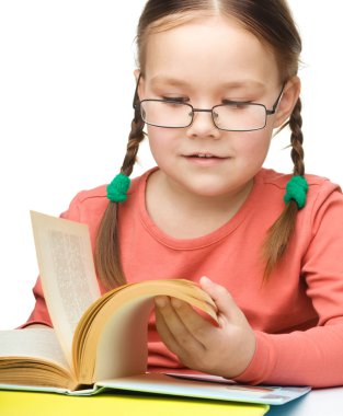 küçük kız bir kitap okuma