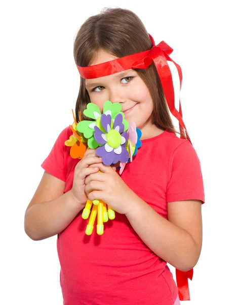 Petite fille mignonne avec un bouquet de fleurs — Photo