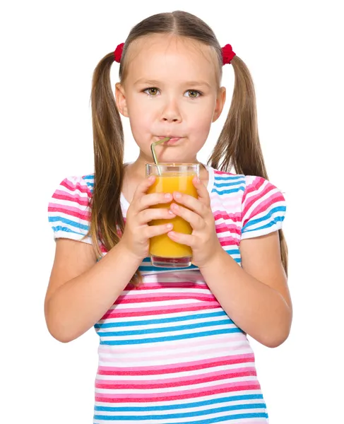 Menina está bebendo suco de cenoura — Fotografia de Stock