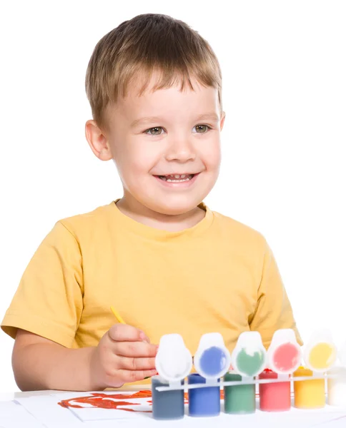 Kleine jongen speelt met verf — Stockfoto