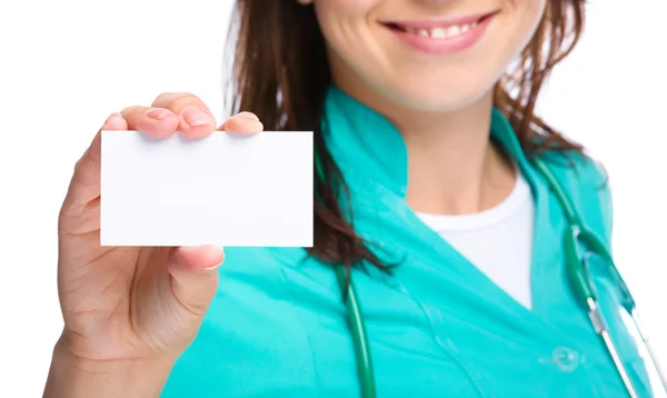의사는 그녀의 비즈니스 카드를 보여주는 — 스톡 사진