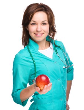 genç bayan doktor Kırmızı elma düzenliyor