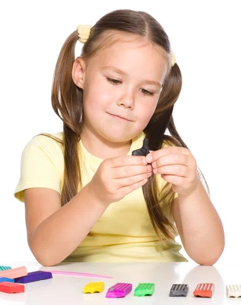 Menina está brincando com plasticina — Fotografia de Stock