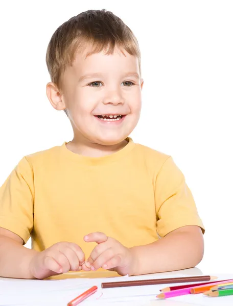 Kleine jongen loopt met behulp van kleur potloden — Stockfoto