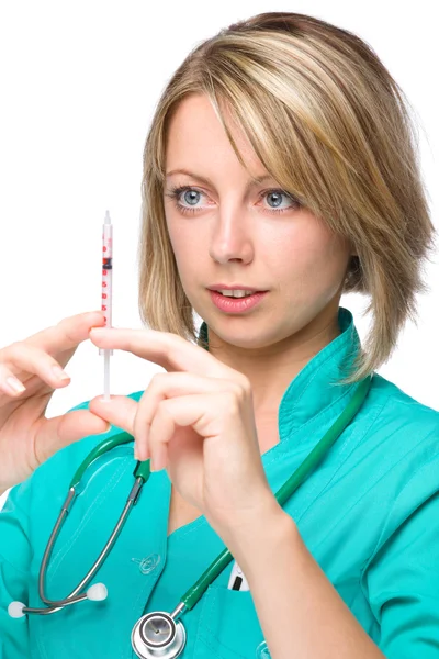 Jonge verpleegster bereidt spuit voor injectie — Stockfoto