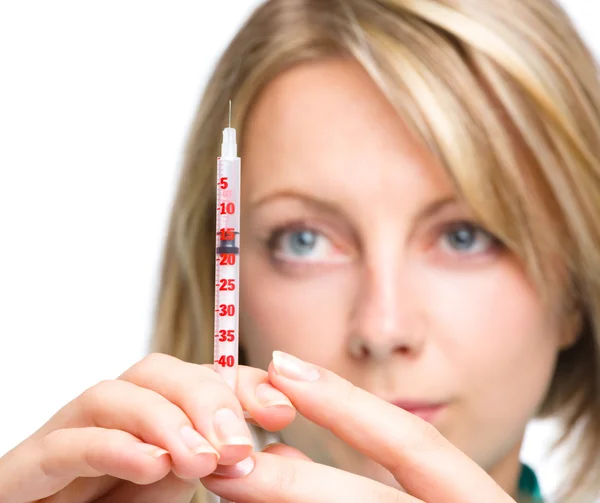 Jeune infirmière prépare une seringue injectable — Photo