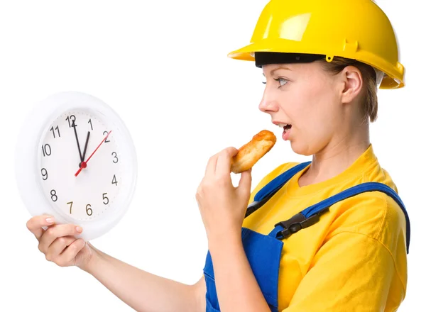 Giovane lavoratore edile sta andando a pranzo — Foto Stock