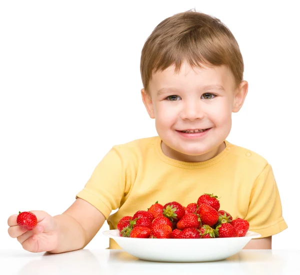 Kleine jongen met aardbeien — Stockfoto