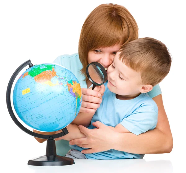 Mãe está olhando para o globo com seu filho — Fotografia de Stock