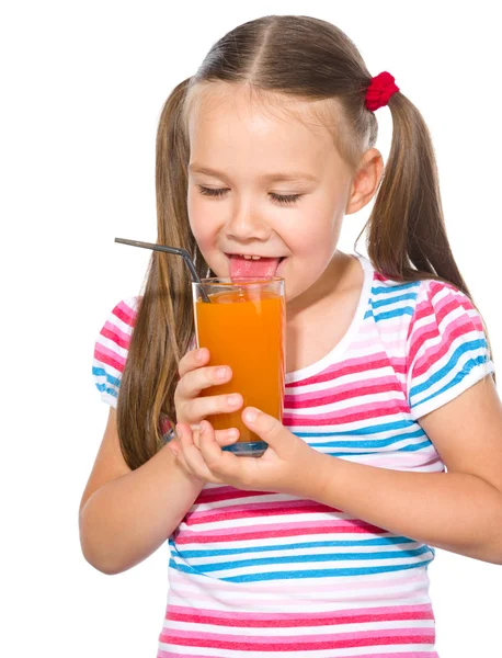 Niña está bebiendo jugo de zanahoria —  Fotos de Stock