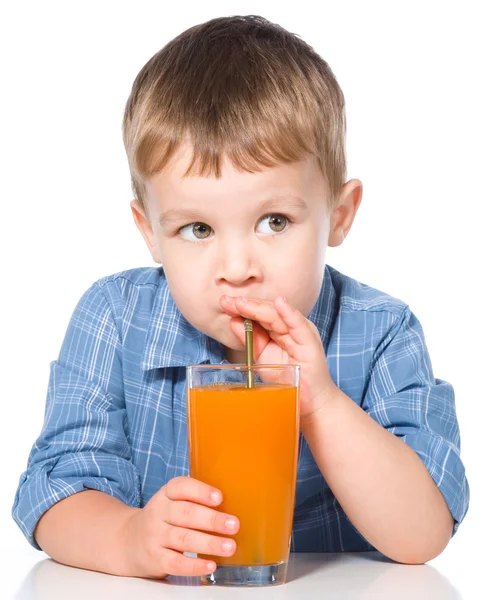 Mały chłopiec z kieliszek soku z marchwi — Zdjęcie stockowe
