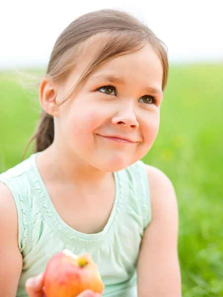 Porträt eines kleinen Mädchens mit Apfel — Stockfoto