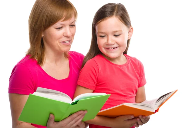 Mor och hennes dotter läser böcker — Stockfoto