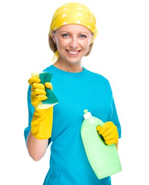 Temizlik sıvı ve sünger ile genç bir kadın