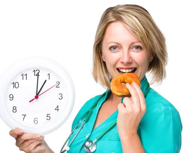 Giovane medico sta andando a pranzo — Foto Stock