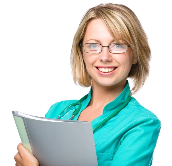 Portrait d'une femme portant l'uniforme de médecin — Photo