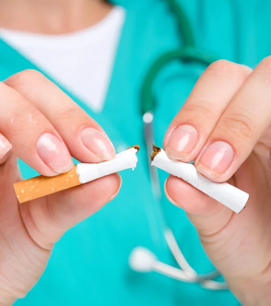 Docteur en uniforme casse cigarette — Photo