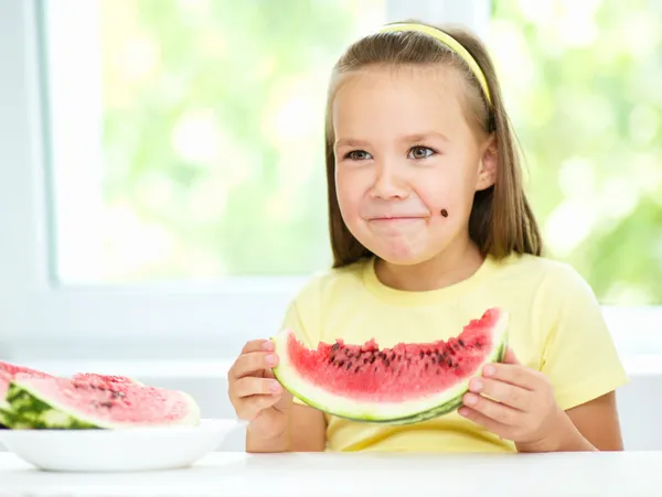 Carino bambina sta mangiando anguria — Foto Stock