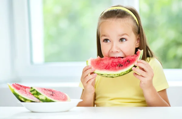 Menina bonito está comendo melancia — Fotografia de Stock