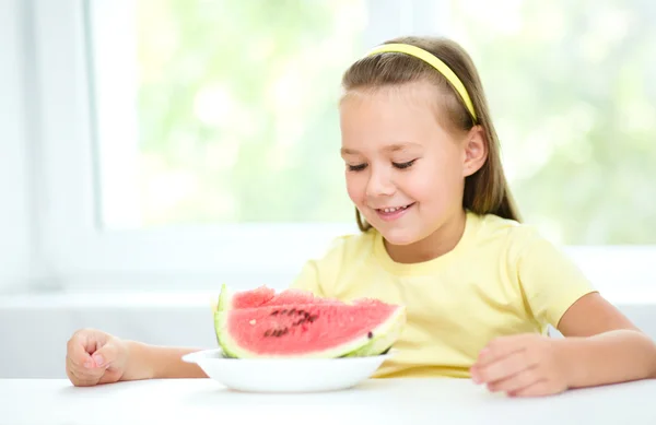 Carino bambina sta mangiando anguria — Foto Stock