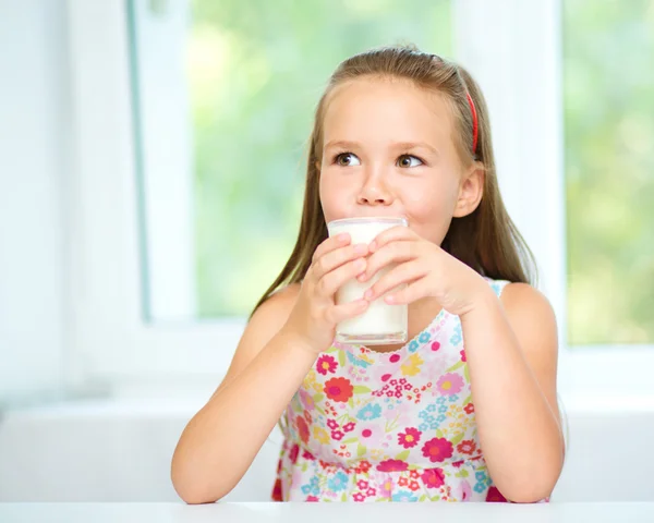 Bambina con un bicchiere di latte — Foto Stock