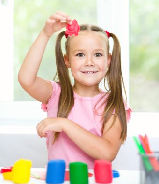 küçük kız hamuru ile oynuyor