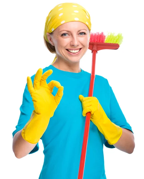 Młoda kobieta jako pokojówka czyszczenia — Zdjęcie stockowe