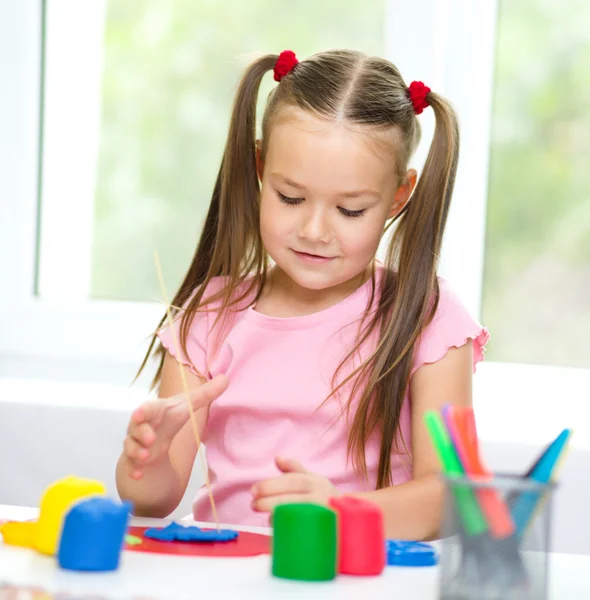 küçük kız hamuru ile oynuyor