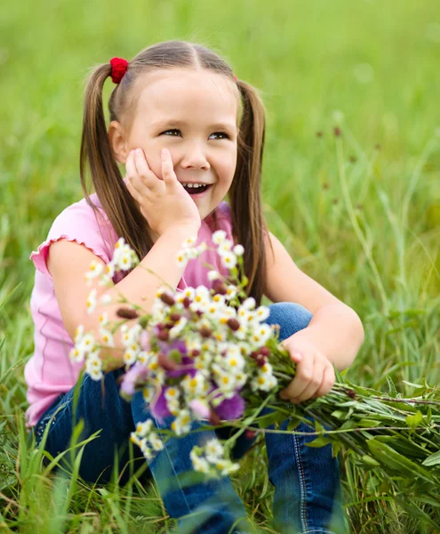 Portrét malé dívky s květinami — Stock fotografie