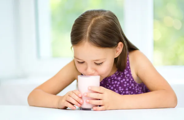 Bir bardak süt ile sevimli küçük kız — Stok fotoğraf