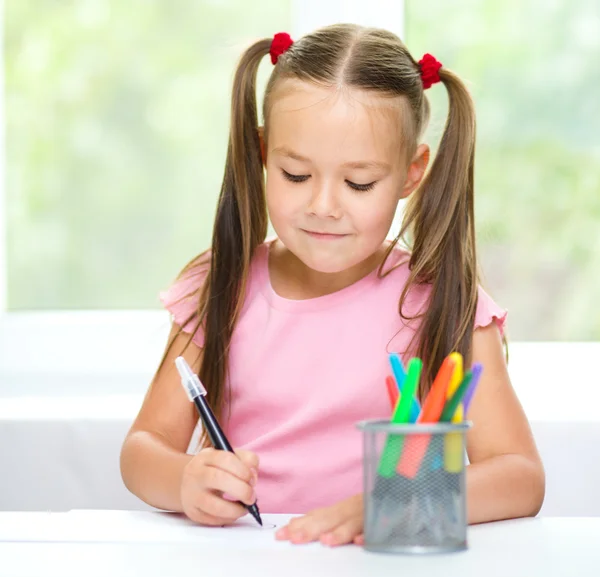 Χαριτωμένο χαρούμενο παιδί σχεδίασης χρησιμοποιώντας αισθητή-πένα tip — Φωτογραφία Αρχείου