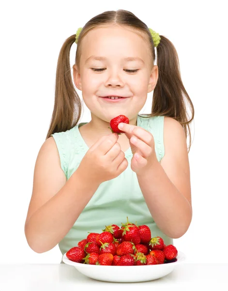 Menina está comendo morangos — Fotografia de Stock